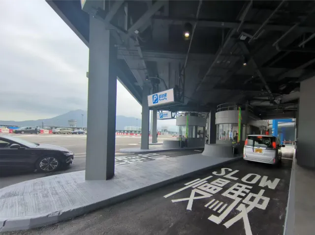 车辆在综合检查亭进行资料检查。摄/伍超贤 车辆在综合检查亭进行资料检查。摄/伍超贤