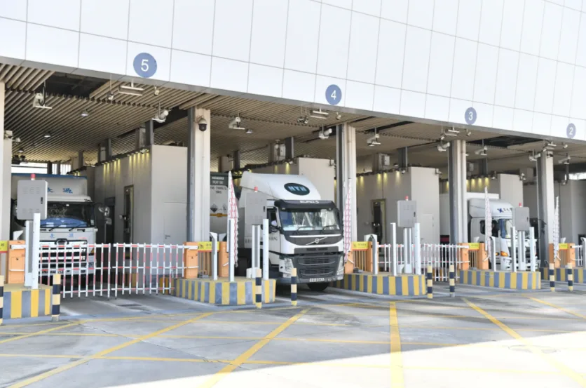 从深圳莲塘口岸驶出的跨境车辆